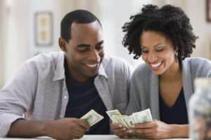 ¿Deberían las parejas casadas combinar sus finanzas?